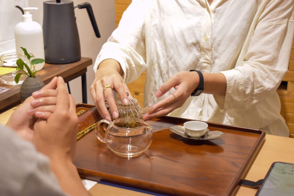 日本茶専門店朱夏にて、お茶を淹れる様子