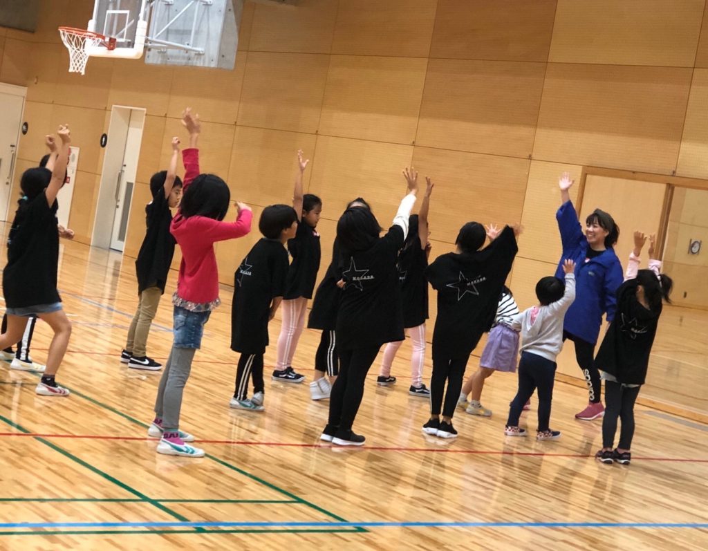 小学校の体育館でダンスを教える、ダンスインストラクターの菊田さん
